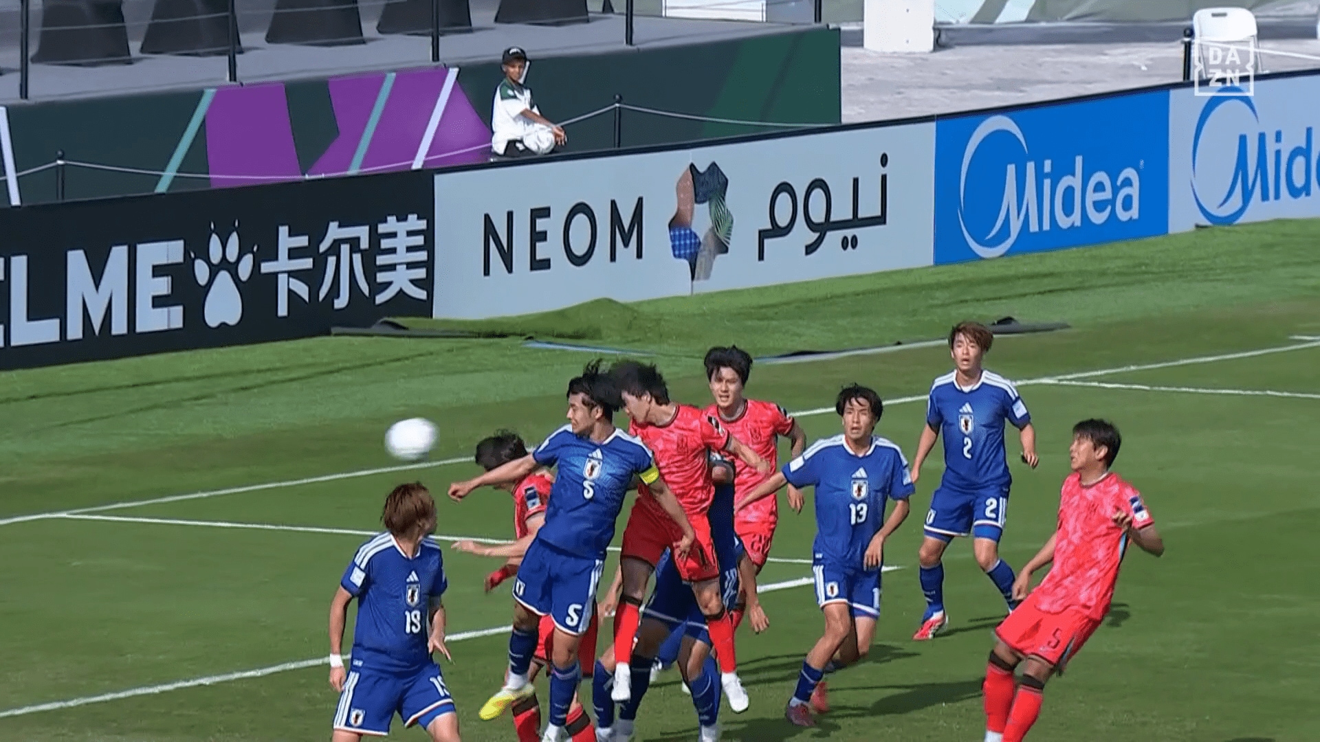 フリーでシュートを打たれる大ピンチだったが荒木が救う