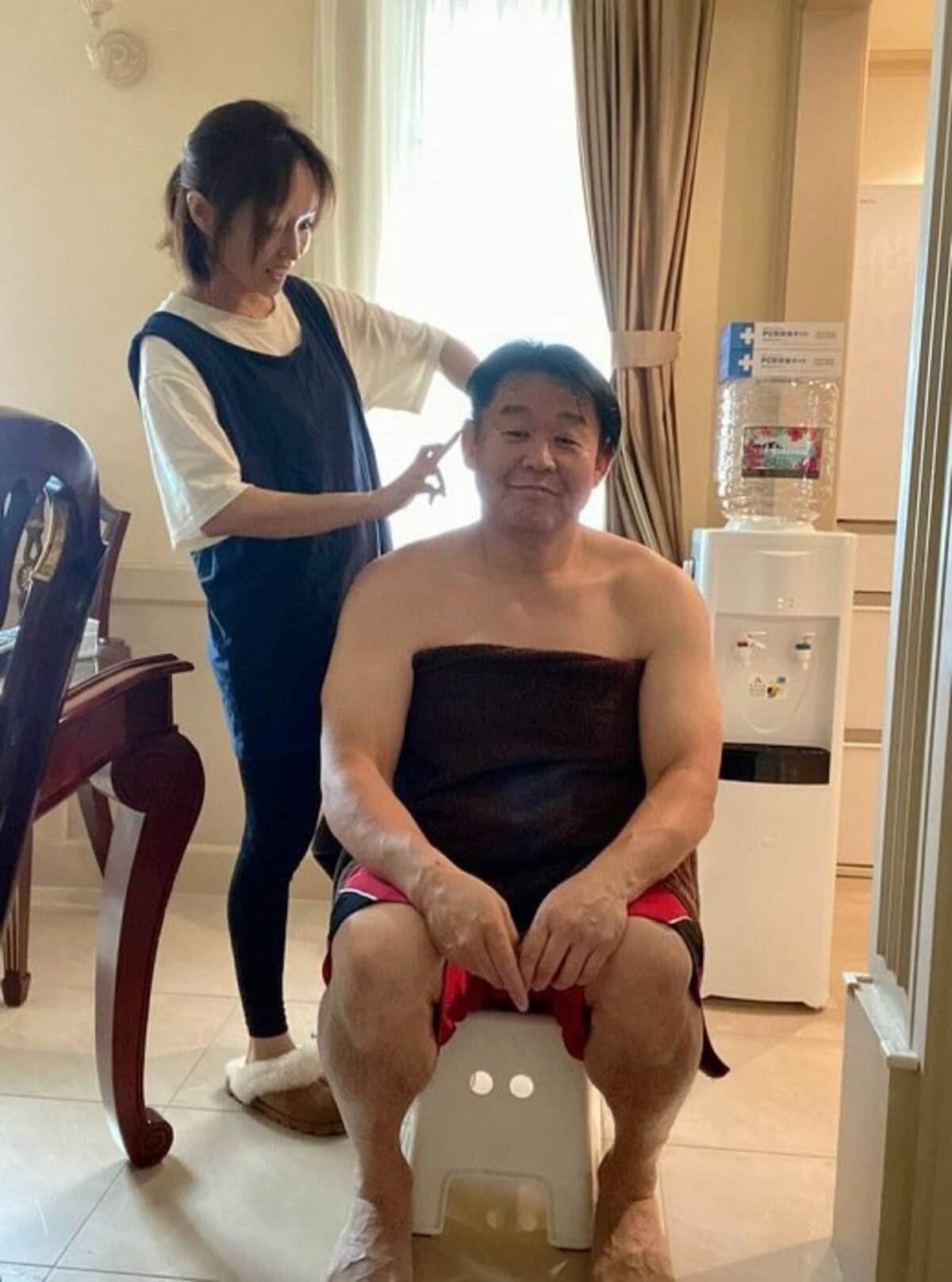 花田虎上 妻に白髪染めをしてもらう様子を公開 仲良し 優しい の声 話題 Abema Times