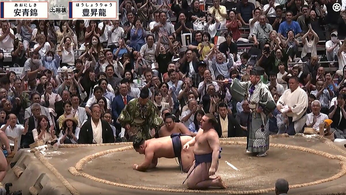 大の里がルンルンしてる」安青錦が豊昇龍を撃破で…直後にカメラが捉え