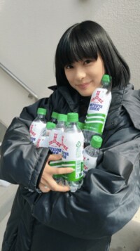 芳根京子、三ツ矢サイダーを爆買い　抱える姿に「爽やかすぎる」