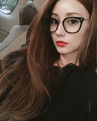 「お人形さんみたい。」ダレノガレ明美、久しぶりの伊達眼鏡ショットを披露