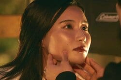 こじるり似の25歳美脚美女、白ミニスカでキス顔からの上目遣い…年収1億円のイケメン医師と超至近距離スキンシップ