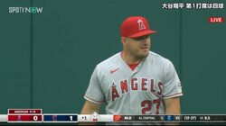 「ナイスファイトあにき！」「怪我しないで」トラウト、フライ追って背走し激突・転倒 フェンスがゆがむほどの衝撃