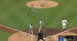 何やってんだよ！ カブス今永昇太を襲った“まさかのハプニング”「さすがに可哀想」「不運すぎる」 味方選手が“ありえないエラー”連発… ファン騒然