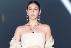 三吉彩花「さすが9頭身」「いや、10頭身？」美脚あらわ＆ウエスト大胆露出な圧倒的スタイルと妖艶な美しさに大歓声！『TGC 熊本 2024』ランウェイに登場