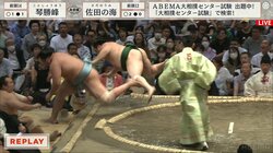 残ってるのはどっちだ！？白星を譲れない力士が土俵際で見せた“同時ダイブ”が迫力満点