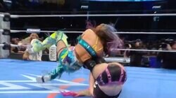 あぶない！ 日本人女子レスラーに相手の足が“突き刺さる”…飛びすぎ大ジャンプ技→まさかのカウンターくらい悶絶