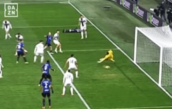 “衝撃の16秒”鈴木彩艶が無念…至近距離弾ビッグセーブが「凄すぎ」→守備崩壊で「責任なし…」王者インテルの洗礼を受けた瞬間