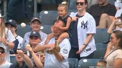 何が起きた…？ 観戦中のお父さんに“想定外のハプニング”「どうして？w」「ヤバすぎ」 球場騒然… 目隠し“スーパーキャッチ”「ヤンキースは雇うべき」