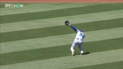 何が起こった？ ドジャース“守備の名手”にまさかの異変…まぶしすぎて思わず“珍ポーズ”を見せた瞬間「太陽に負けちゃったか」