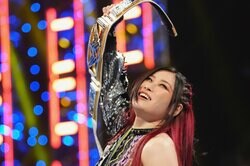 派手すぎる女子レスラー、“高速”飛びヒザ蹴りを顔面被弾KO 頭部が揺れたエグすぎ「新幹線アタック」の瞬間