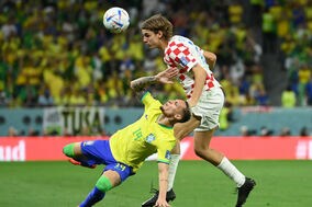 【W杯】小指が相手の口に!?　ブラジル×クロアチアの珍プレーに反響「これは怒るわ」　元日本代表DFも「おっと！」