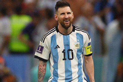 サッカーサンダル、メッシ、マラドーナ、アルゼンチンワールドカップ、ゴル W杯】メッシ、マラドーナ氏に並んだ 25日命日母国の英雄に捧げ