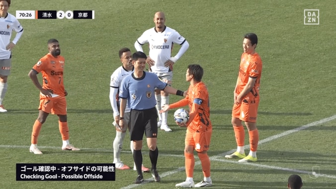 【写真・画像】「興行としてダメ」Jリーグで“10分間超え”のVAR中断「線を引けば一発では？」「音声を公開すべき」前代未聞のオフサイド判定にネット騒然　1枚目