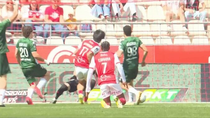 中村敬斗が「さすがの決定力」 5戦ぶり10得点目で感情爆発「今シーズンも2桁！」まるでストライカーな一撃にネット沸騰 4枚目