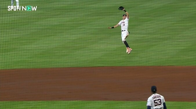 空中でまた跳んだ！？名手が見せた驚異の「2段ジャンプ」に日米のファンが震撼「スーパーピョンピョン履いてる？」 1枚目