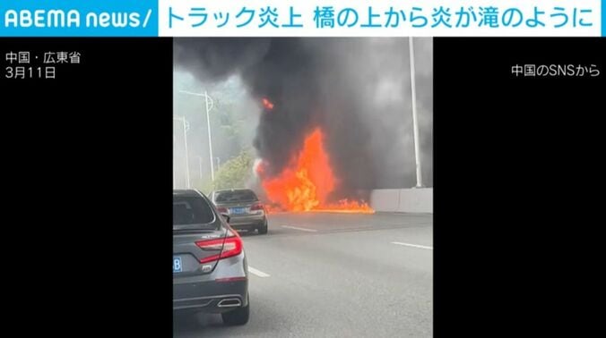 炎上する車