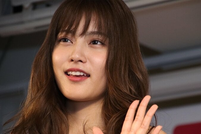 入山杏奈、セクシービキニで優雅に遊ぐ姿に反響「妖精が泳いでる」「マーメイドだぁ」 1枚目