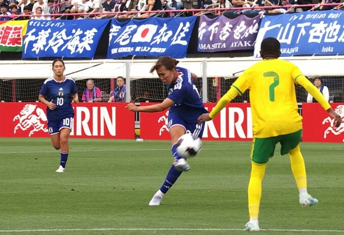右足を振り抜く谷川萌々子