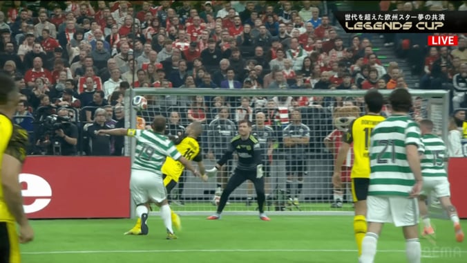 45歳が衝撃弾！元ドルトムントFWが“神業ジャンピングボレー”を炸裂「現役級ゴラッソ」「ペトリッチえっぐ」ファン大興奮 5枚目