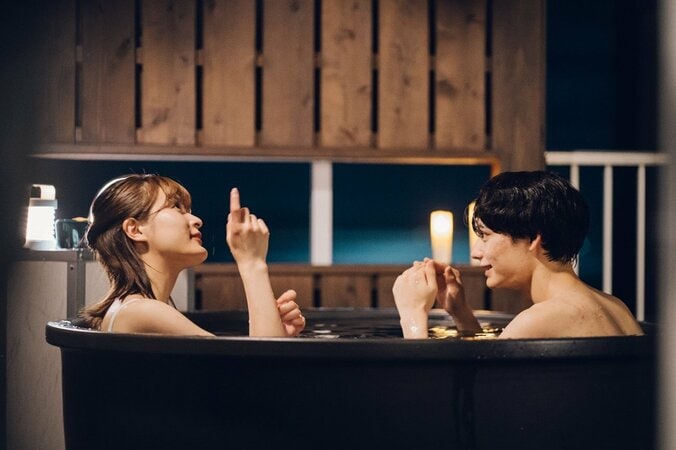 織田奈那が年下イケメンと混浴！出会って2日の俳優と‟同棲ハウス“でドキドキの一夜『ドラ恋～Kissing the tears away～』 1枚目