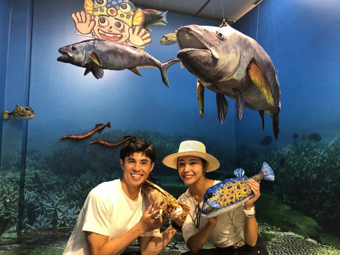 小島よしお、妻とさかなクンの個展へ「とても暖かくてほっこり」 1枚目