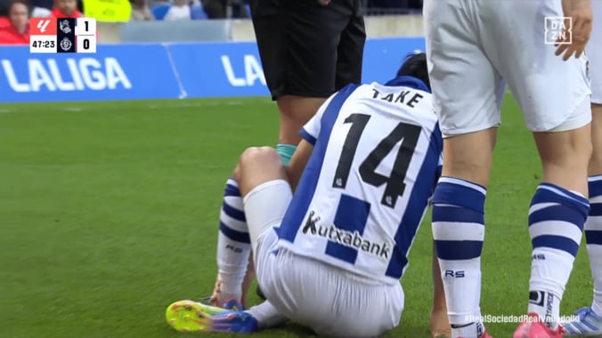 「ふざけるな！」久保建英が“悪質カニばさみタックル”被害で大転倒→ファン怒り心頭「レッドでもおかしくない」「なんてことするんだ」スタジアムも大ブーイング 3枚目