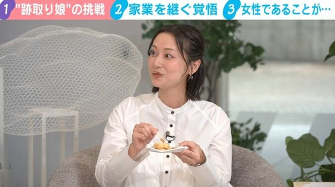 信玄餅を試食する本間アナ