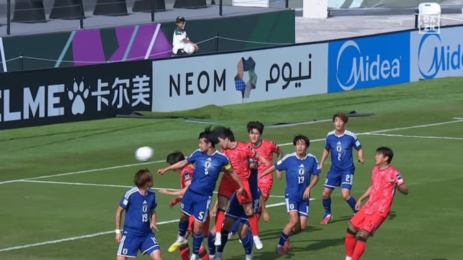 フリーでシュートを打たれる大ピンチだったが荒木が救う