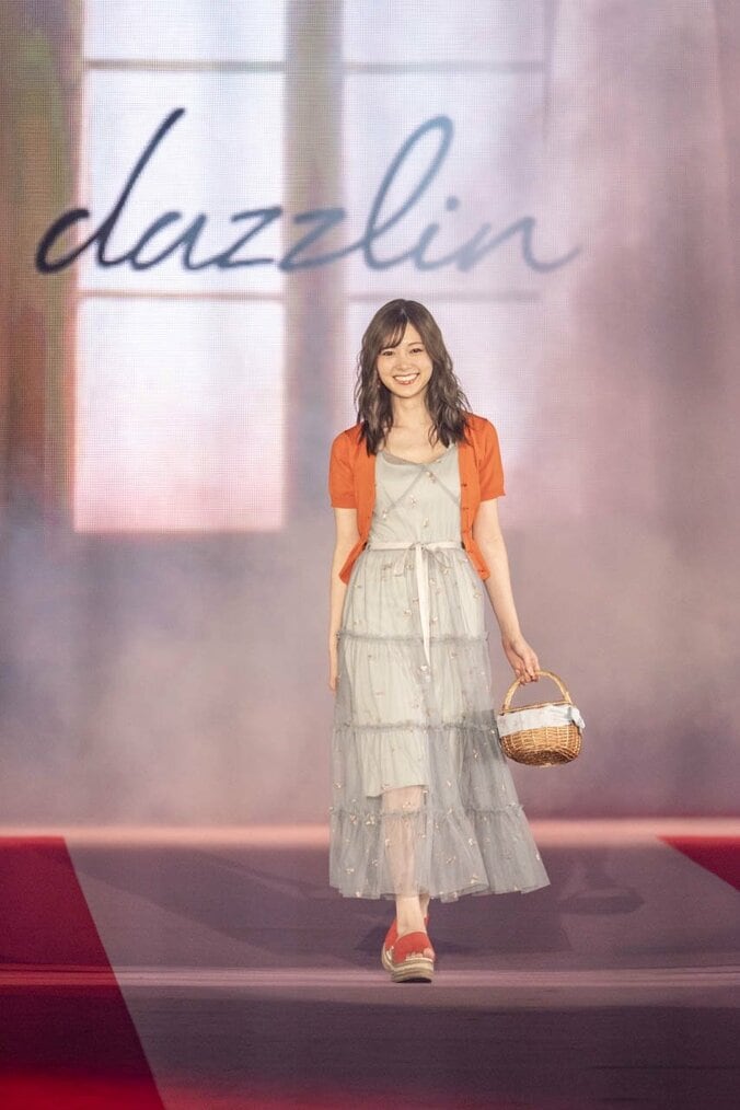 齋藤飛鳥が麦わら帽子を投げ込む！ 乃木坂46「ガルアワ」ランウェイに大声援 12枚目