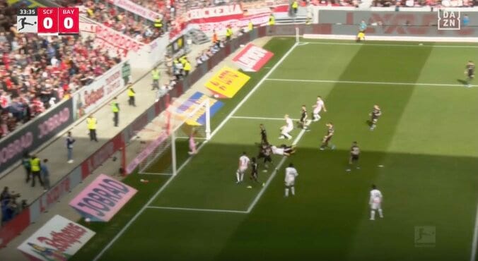 どうなってんだよ！ 至近距離から強烈シュート→片手で“神セーブ”「世界No. 1だな」守護神ノイアー、驚異の反射神経で“異次元の超反応”「え、40歳なの？」 4枚目