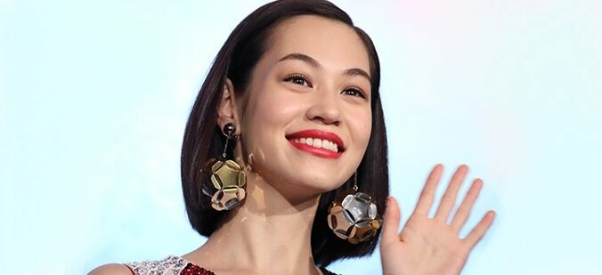 水原希子、胸元がセクシーなボディコン風コーデを披露「美し過ぎます」 1枚目