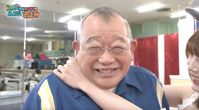 【写真・画像】コスプレ美女の“ご褒美キス”に鶴瓶が満面の笑み 霜降り・せいや「初日の出みたいな顔」　1枚目