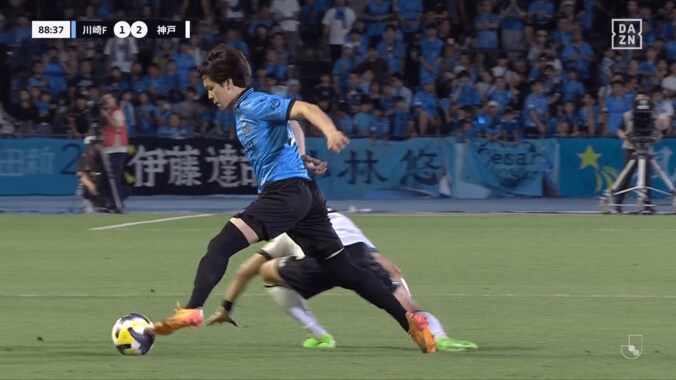 「何じゃそりゃ！」川崎Fの“絶対に取れないダブルタッチ”連発にファン大興奮「理不尽アニメみたい」「置き所が深すぎる」宮城天＆大島僚太が魅せた瞬間 2枚目