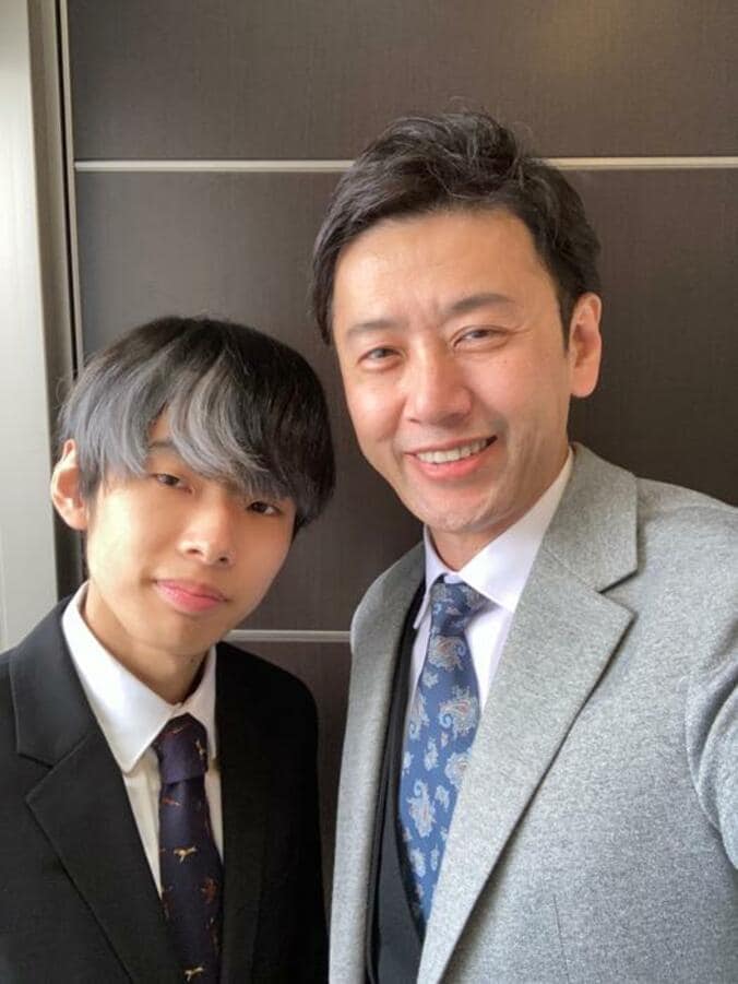  大浦龍宇一、高校を卒業した息子との2ショットを公開「素敵な親子」「カッコイイ」の声  1枚目