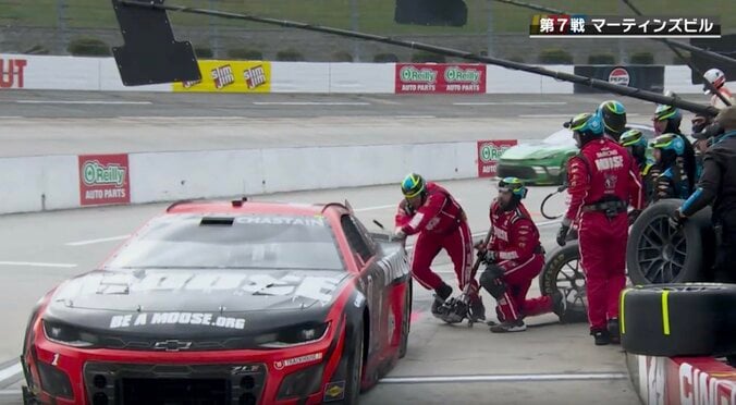 レーシングカーの屋根に“謎の物体”…捉えた正体に「こういう仕組みか」「これはわかりやすい」納得の声 2枚目