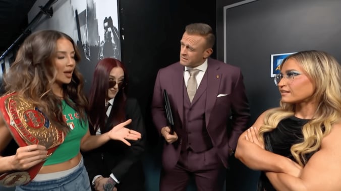 チェルシー・グリーン（写真左）らに絡まれるジョーディン