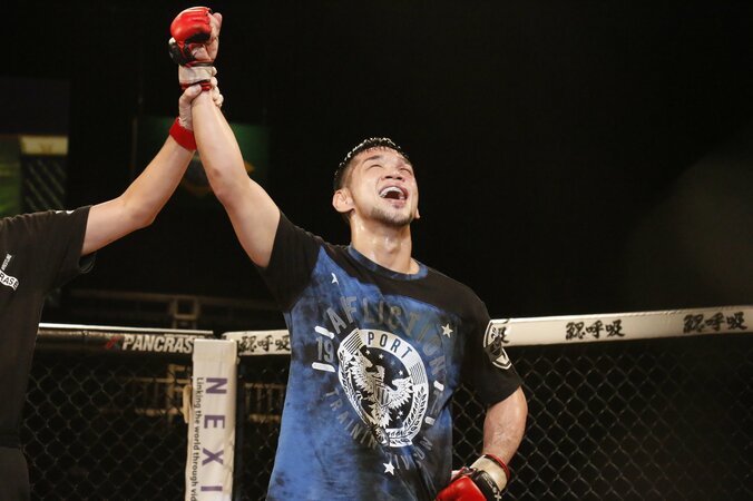 朱里、プロレス＆格闘技の王座戴冠の快挙「UFCに参戦したい」　石渡は白熱の攻防を制し、強さを証明 4枚目