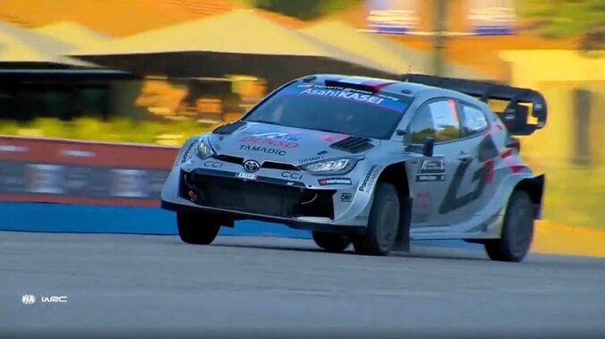 疾走するシルバーのGRヤリス