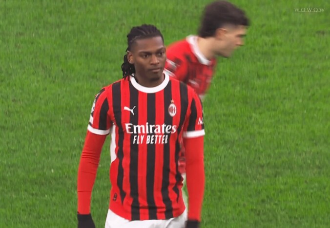 【写真・画像】大炎上！「アホすぎる」ミランDFテオが“愚かすぎるダイブ“で退場…「二度とミランのシャツを着るな」「恥を知れ」CL敗退の戦犯に　1枚目