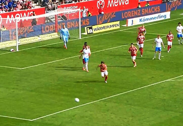 【写真・画像】騒然！ 日本代表FWが“足首ガッツリ”の危険タックル被害→突き飛ばされ味方DFが激昂「何するんだ」「手を出すな」「町野のために怒ってくれてる」ファンも激怒　1枚目