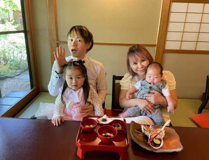 浜田ブリトニーの夫・いわみん、息子のお食い初めで家族ショット「家族になってくれてありがとう」