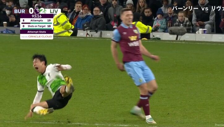 【写真・画像】メチャクチャ潰してる！「1対1最強」「エグいな…」リバプール遠藤航が激しい“粘着ディフェンス”を炸裂した瞬間　ファウル覚悟の鬼チェックで相手を封じたギリギリのプレー　1枚目