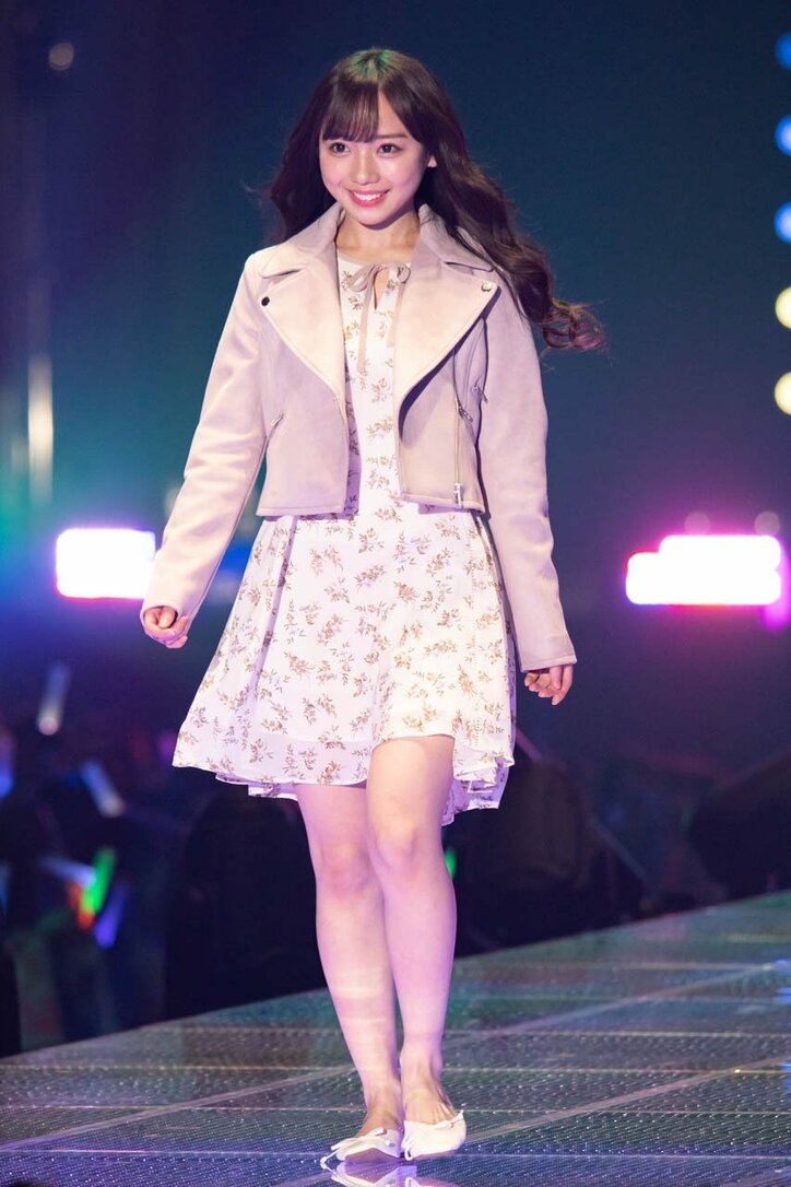 日向坂46が平成最後の『TGC』で3曲ミニライブ、濱岸ひよりが初ランウェイで笑顔を見せる