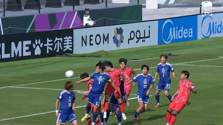 フリーでシュートを打たれる大ピンチだったが荒木が救う