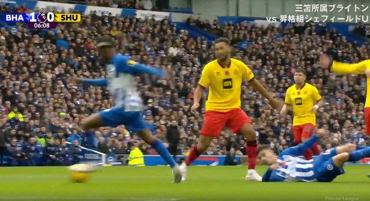 まるでメッシ！三笘薫の新たなライバル21歳が6人ぶち抜きの圧巻ドリブルからワンツーでスーパーゴラッソ！！痛快過ぎる一撃に指揮官は観客席にダイブして大興奮