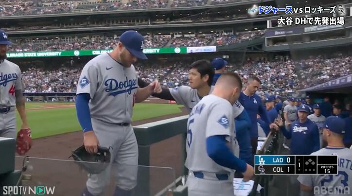 【写真・画像】大谷翔平のお出迎えシーンが話題「かわいい」「リス谷」同僚の美技をたたえる仕草に注目　1枚目