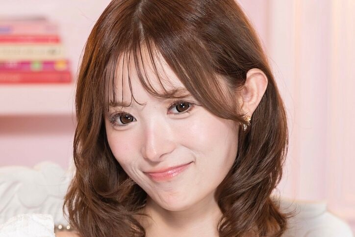 【写真・画像】”世界で最も美しい顔”選出の29歳タレント、胸元あらわなドレス姿で「ありのままの自分でモテちゃう」圧倒的自信を明かす　1枚目