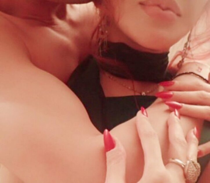 叶美香、姉・恭子のセクシー全開な“腕マフラー”を紹介「よく見かける風景なのですが…」