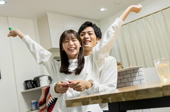 貴島明日香、15歳年上夫・久保田悠来と深夜のゲーム大会でバックハグ！三浦翔平「イチャつきを見せつけられてますね」『私たち結婚しました 4』 
